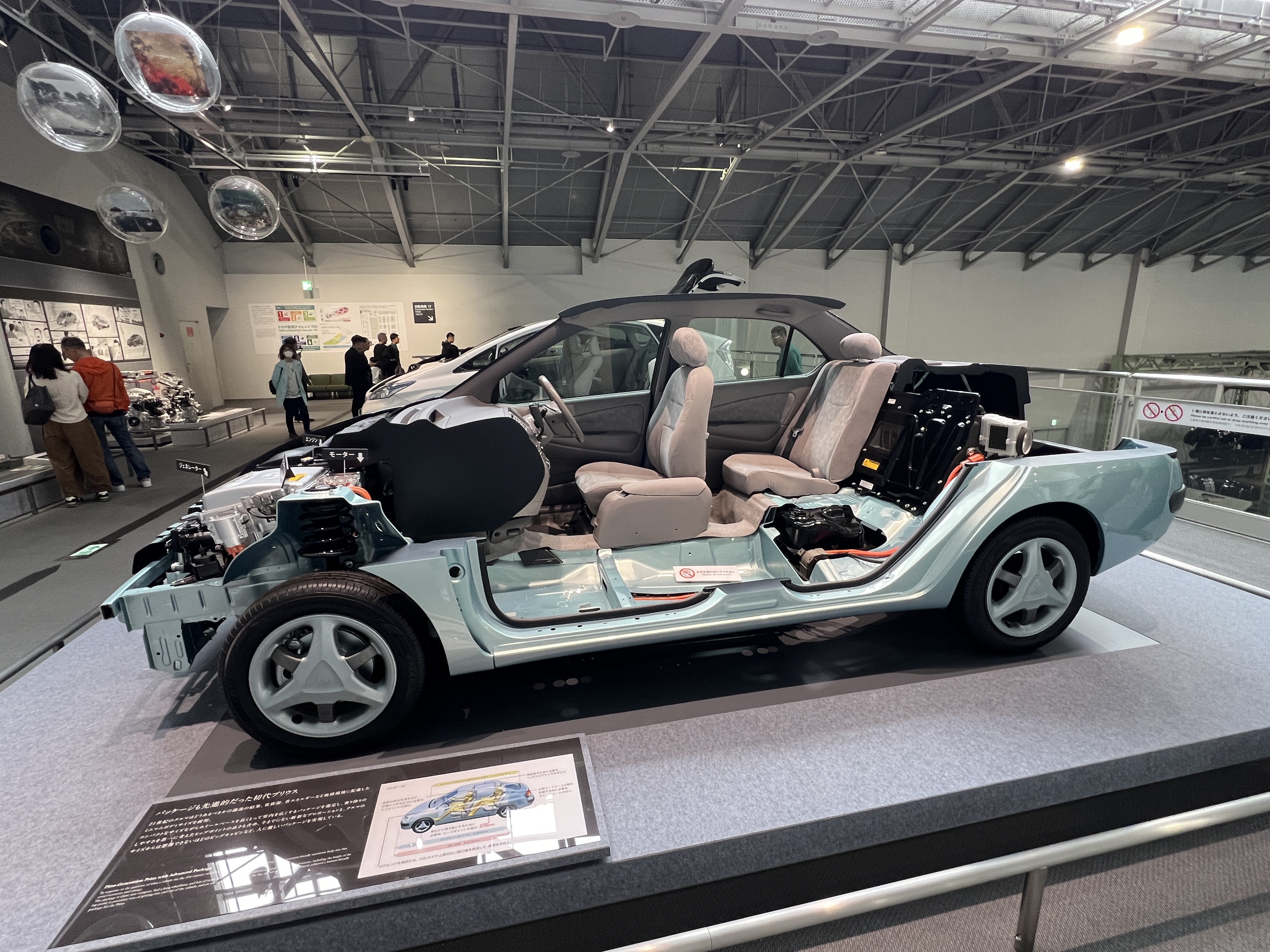 Toyota Museum : voiture divisée en deux parties