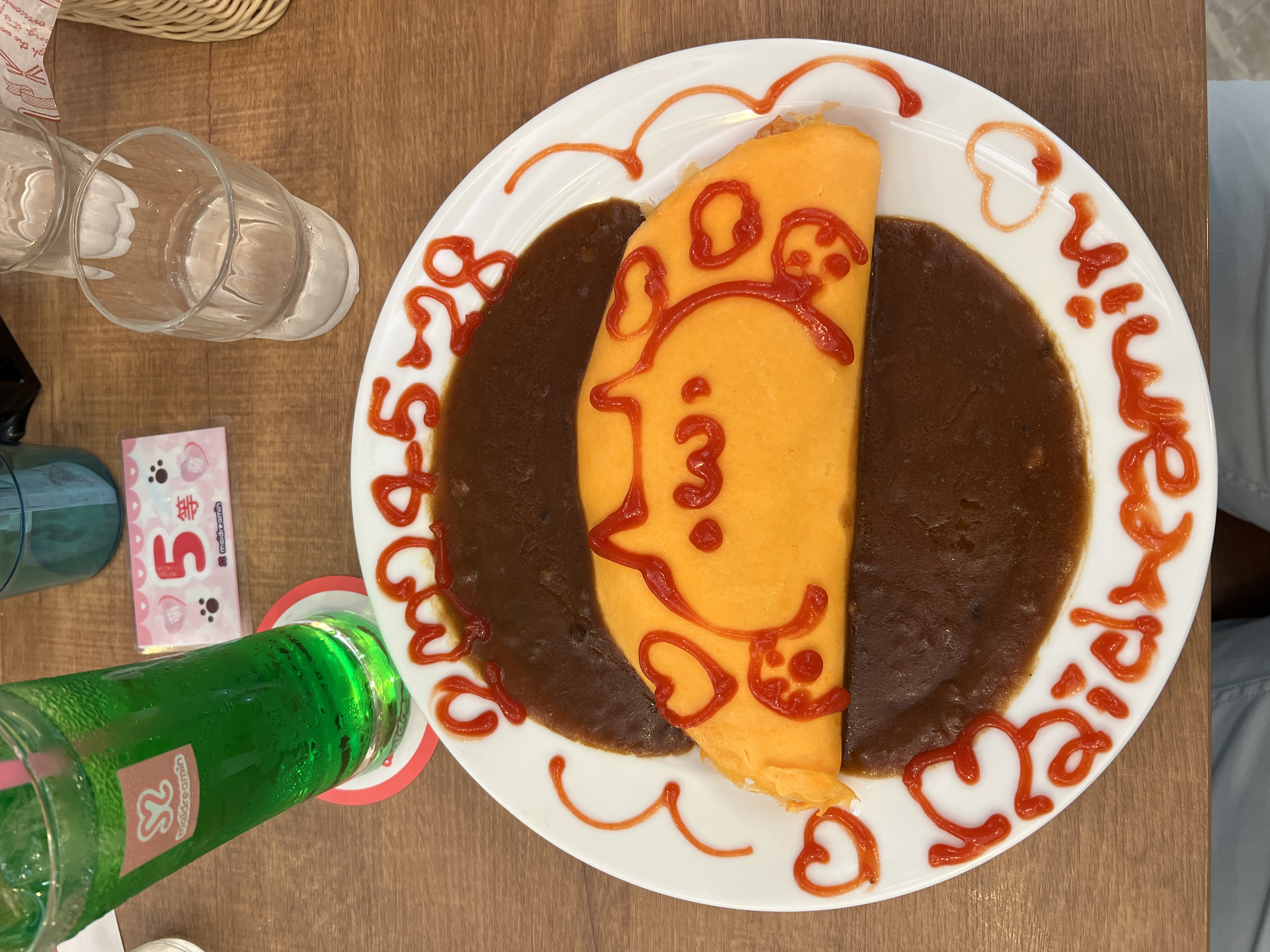 Maid Café Akihabara : omurice d'un chat dessiné par une maid