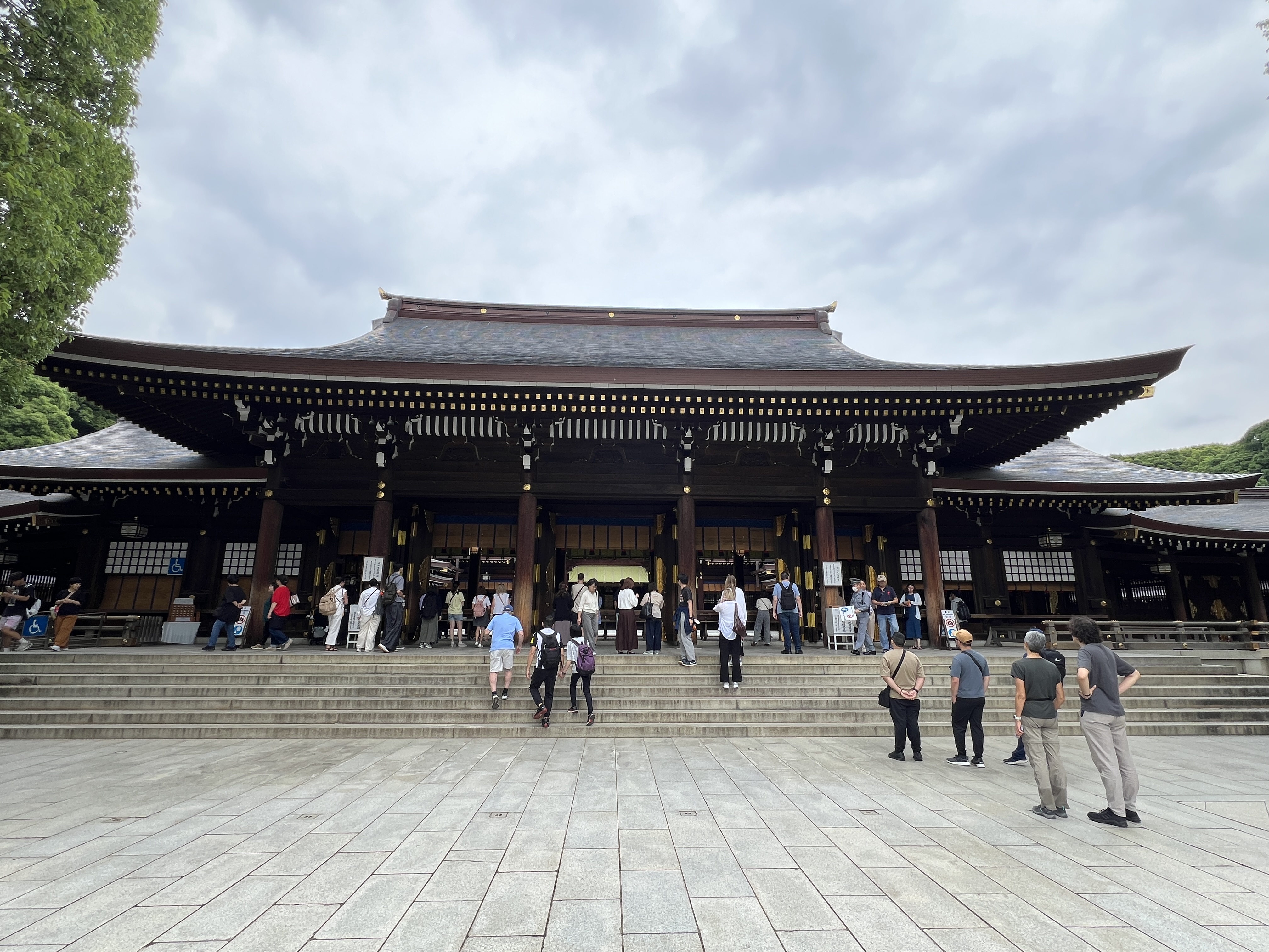 Sanctuaire Meiji-jingu à Tokyo : intérieur du sanctuaire